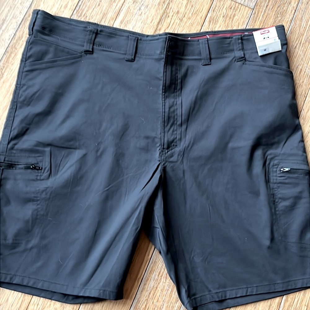 NEW Wrangler Men sz 48 GRAY nylon spandex Shorts 10” Inseam zip pockets stretchy